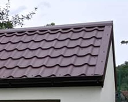 Blachodachówka kryjąca dach garażu jest rozwiązaniem trwałym i estetycznym